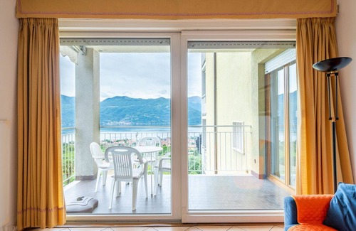 Germignaga Apartment | Cosy apartment for 4 people with pool, WIFI, TV and terrace