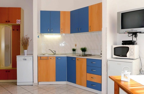 Sveti Vid Dobrinjski Apartment | Cosy apartment for 4 people with A/C, WIFI, pool, TV, patio, pets allowed and parking