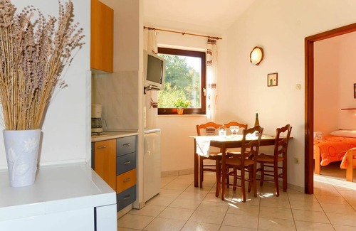 Sveti Vid Dobrinjski Apartment | Cosy apartment for 4 people with A/C, WIFI, pool, TV, patio, pets allowed and parking