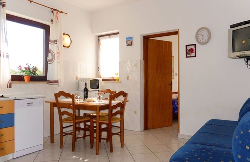 Sveti Vid Dobrinjski Apartment | Cosy apartment for 4 people with WIFI, A/C, pool, TV, patio and pets allowed