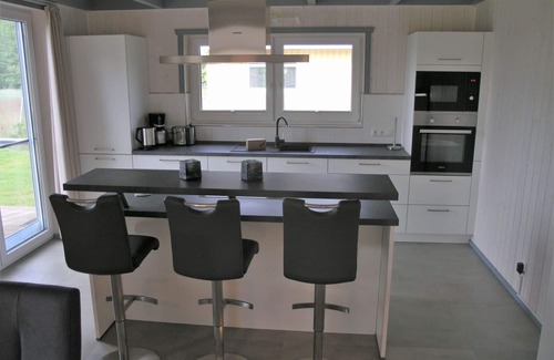 Mirow House | Cosy apartment in villa with hot tub, pool, WIFI, TV, terrace, pets allowed and parking
