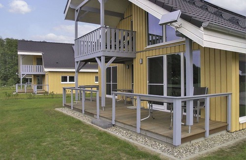 Mirow House | Cosy apartment in villa with hot tub, pool, WIFI, TV, terrace, pets allowed and parking