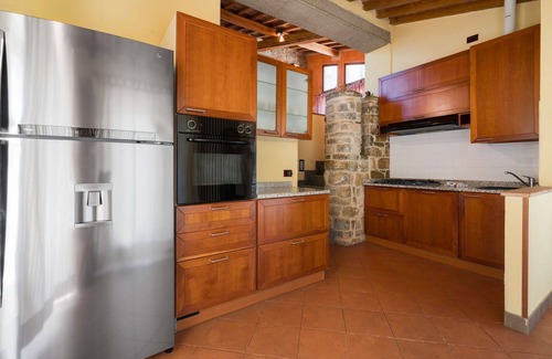 Poggibonsi Villa | Cosy apartment in villa with A/C, pool, WIFI, TV, pets allowed and parking, close to San Gimignano