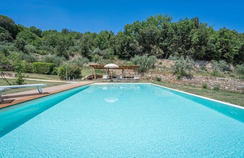 Poggibonsi Villa | Cosy apartment in villa with A/C, pool, WIFI, TV, pets allowed and parking, close to San Gimignano