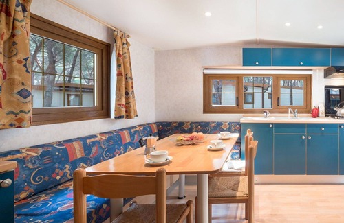 Cavallino-Treporti House | Cosy apartment in villa for 4 guests with WIFI, pool, A/C, TV, patio and pets allowed