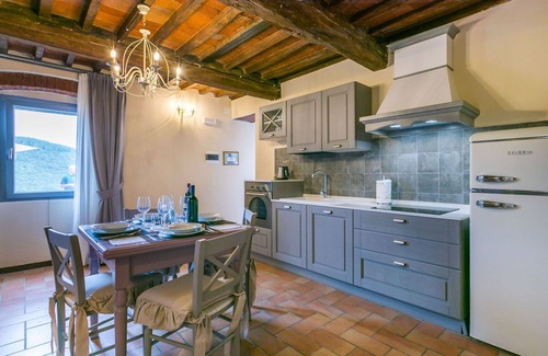 Castagneto Carducci Villa | Cosy apartment in villa for 4 people with A/C, WIFI, pool, TV, patio and pets allowed