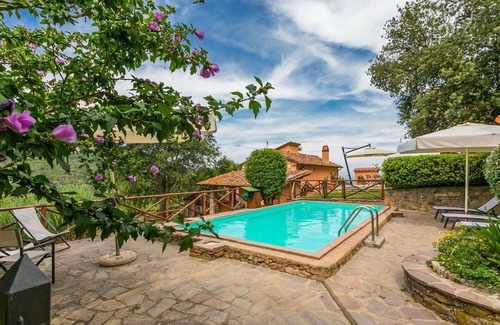Castagneto Carducci Villa | Cosy apartment in villa for 4 people with A/C, WIFI, pool, TV, patio and pets allowed