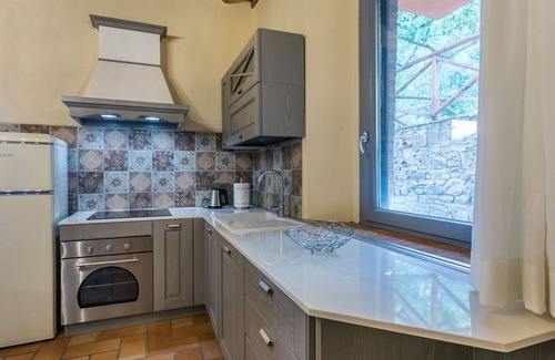 Castagneto Carducci Villa | Cosy apartment in villa for 4 people with WIFI, pool, A/C, TV and pets allowed