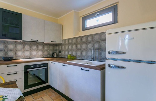 Castagneto Carducci Villa | Cosy apartment in villa for 5 guests with pool, WIFI, A/C, patio and pets allowed