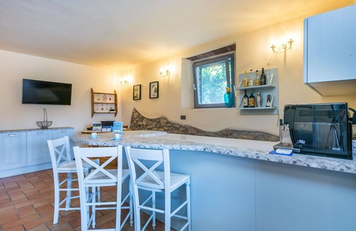 Castagneto Carducci Villa | Cosy apartment in villa for 5 guests with pool, WIFI, A/C, patio and pets allowed