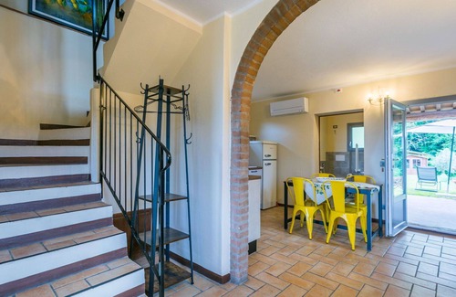 Castagneto Carducci Villa | Cosy apartment in villa for 5 guests with pool, WIFI, A/C, patio and pets allowed