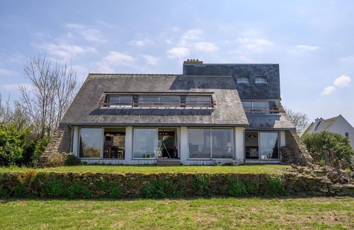 Saint-Pierre-Quiberon House | Cosy apartment in villa for 10 people with WIFI, TV, terrace and parking