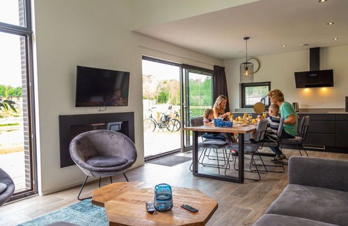 Belfeld House | Cosy apartment in villa for 6 guests with WIFI, pool, TV and terrace
