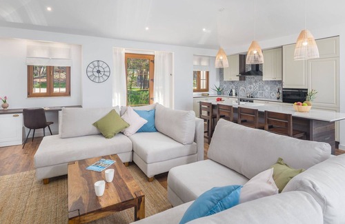 Bale House | Cosy apartment in villa with WIFI, A/C, hot tub, private pool, TV, terrace and pets allowed