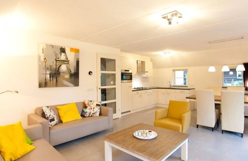 Noordoostelijk van Schaarsbergen House | Cosy apartment in villa for 6 people with WIFI, pool, TV and terrace
