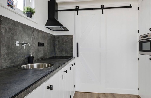 Woudsend House | Cosy apartment in villa for 4 people with WIFI, patio and parking