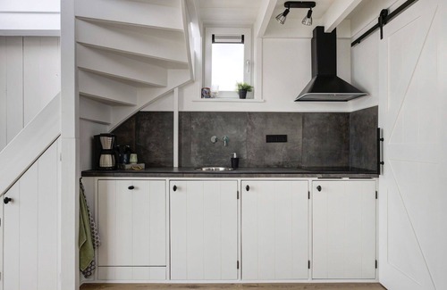 Woudsend House | Cosy apartment in villa for 4 people with WIFI, patio and parking