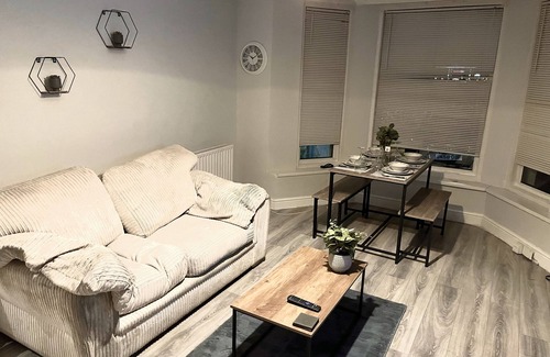 Ipswich Apartment | Cosy apartment near town centre and close to train station with parking!