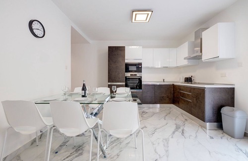 Swieqi Apartment | Cosy Apartment steps to St George's Bay