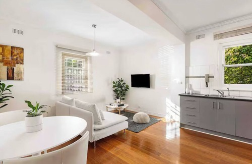 Collingwood Apartment | Cosy Art Deco Apartment - near CBD and parks with private carpark