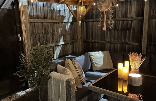 Goffs Oak House | Cosy Barn with Hot Tub in Hertfordshire