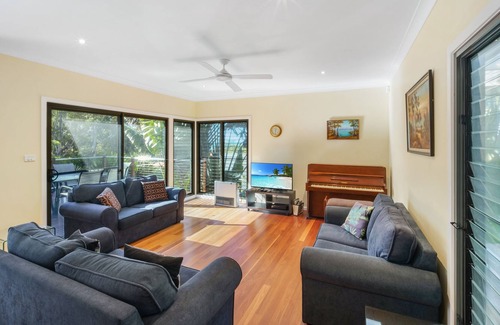 Valla Beach House | Cosy beach house, well suited for larger groups looking to spend time togethe