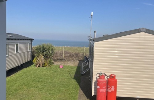 Minster on Sea House | Cosy Caravan in a quiet corner of the site - with a beautiful sea view!