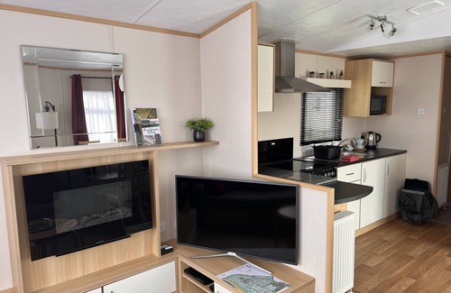 Barton-on-Sea House | Cosy caravan on Hoburn Naish 5 star complex. Leisure pub entertainment on site.