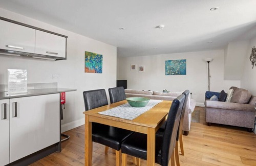 New Forest District Apartment | Cosy & Central Brockenhurst Flat