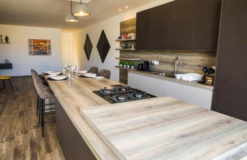 Victoria Apartment | Cosy & Central Penthouse in Victoria