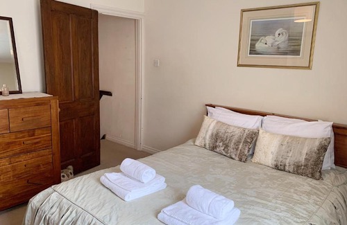 Windsor City Centre House | Cosy Central Windsor House Sleeps 4