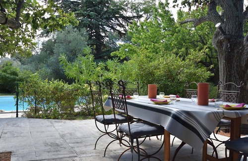 Villeneuve-les-Avignon Villa | Cosy chalet 50 m from the slopes