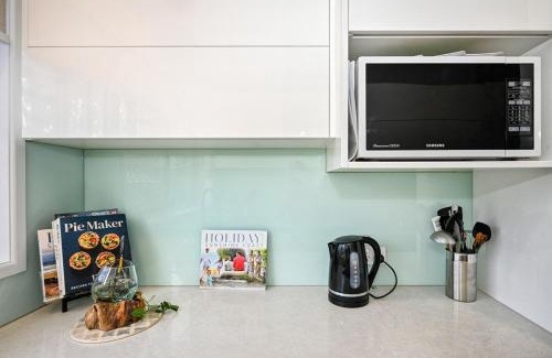 Caloundra Apartment | Cosy, Charming, Central Caloundra Getaway