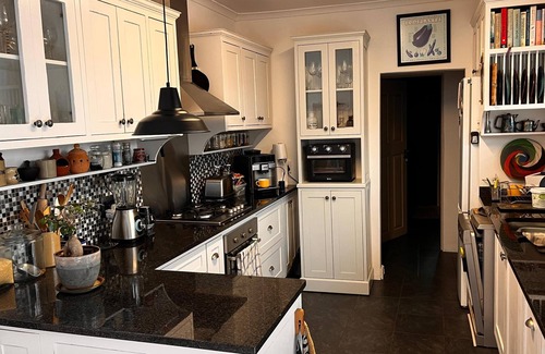 Glencairn House | Cosy, comfortable 1-bedroom house in Glencairn with sea and mountain views.