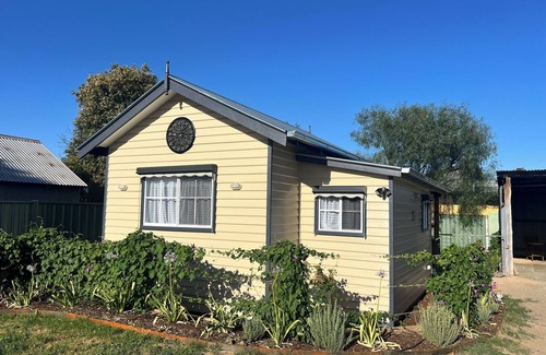 Echuca Cottage | Cosy comfortable great location nEchuca cbd : The Watchmakers cottage.