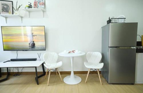Trece Martires Apartment | Cosy Corner at SMDC Hope Residences - Pool View & Highest Floor