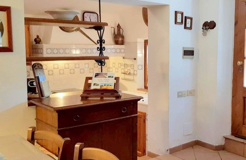 Chiusdino House | Cosy Cottage in Chiusdino with Garden