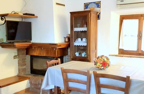 Chiusdino House | Cosy Cottage in Chiusdino with Garden