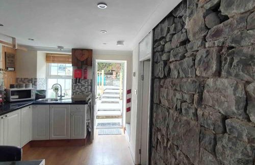 Ammanford House | Cosy Cottage in Garnant