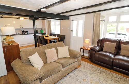 Harvington Cottage | COSY COTTAGE IN HARVINGTON, pet friendly in Harvington