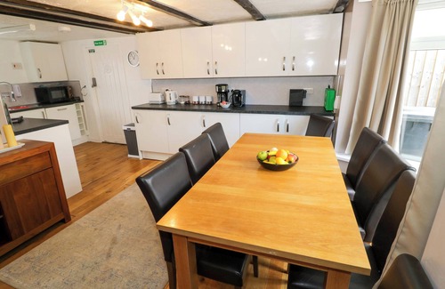 Harvington Cottage | COSY COTTAGE IN HARVINGTON, pet friendly in Harvington