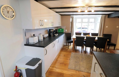 Harvington Cottage | COSY COTTAGE IN HARVINGTON, pet friendly in Harvington