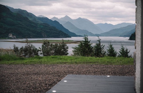 Nostie House | Cosy cottage with hot tub and view of Eilean Donan Castle!