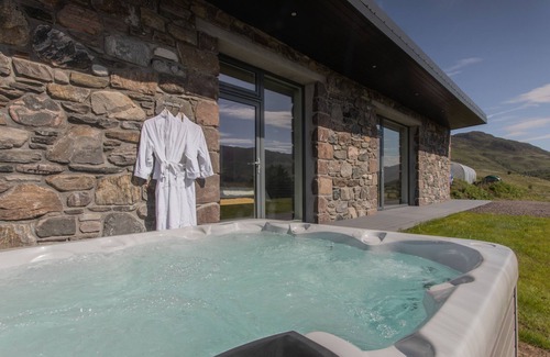 Nostie House | Cosy cottage with hot tub and view of Eilean Donan Castle!