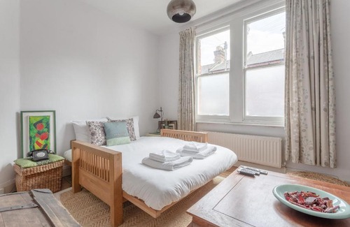 Queen's Park Apartment | Cosy Cottage with Large Garden