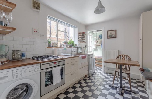 Queen's Park Apartment | Cosy Cottage with Large Garden