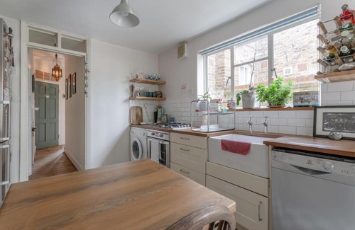 Queen's Park Apartment | Cosy Cottage with Large Garden