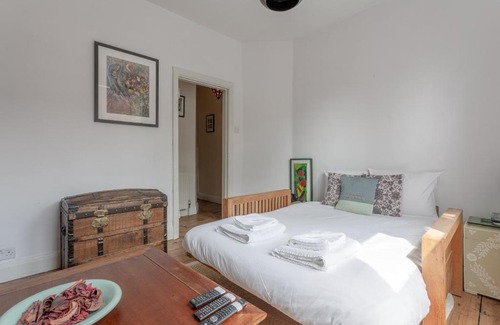 Queen's Park Apartment | Cosy Cottage with Large Garden