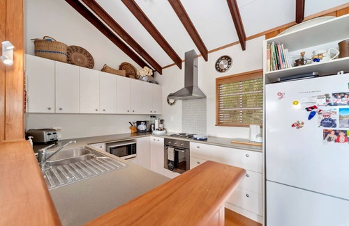 Kinloch House | Cosy cottage with sleep out overlooking the reserve in central Kinloch
