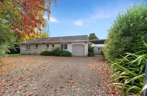 Kinloch House | Cosy cottage with sleep out overlooking the reserve in central Kinloch
